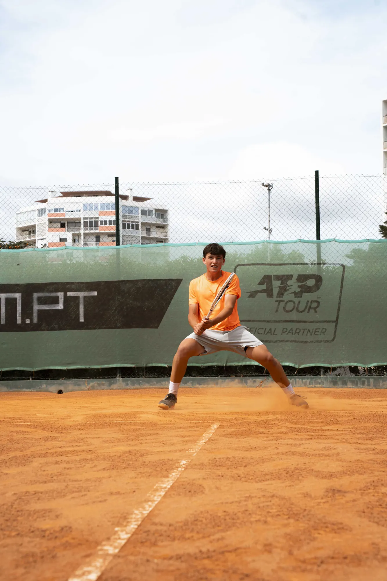 Jogador em posição de espera em frente à tela ATP Tour